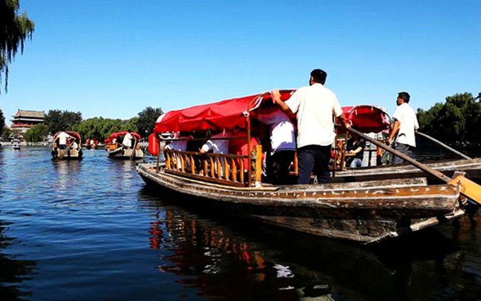 第15届什刹海旅游文化节开幕式暨什刹海摇橹船起航仪式在好梦江南码头