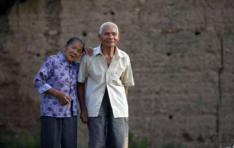 百岁老夫妻携手走过96年 相敬如宾从不吵架
