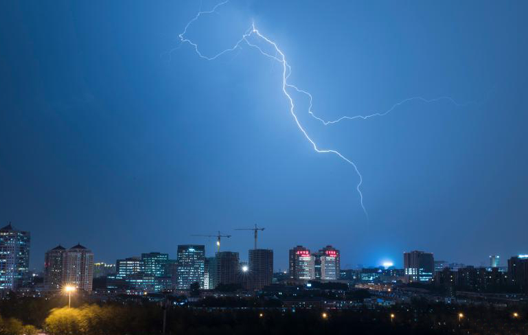 十堰市突降暴雨4名垂钓者被困河心 警民联手火速营救