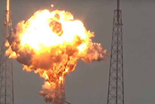 美国spacex无人火箭时发生爆炸,火光冲天.