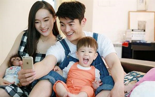 据了解,霍思燕2013年与演员杜江结婚并于9月19日生下儿子杜宇麒
