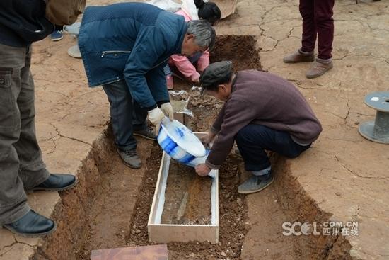 工地现战国船棺墓:葬器物300余件 考古发掘现场曝光_中国小康网