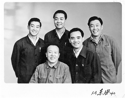 与师父赵佩茹,相声演员魏文亮,刘文亨,京剧演员马长礼合影   本报