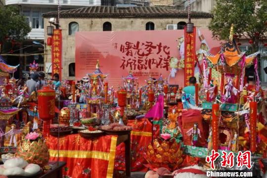 图为:石塘七夕习俗"小人节"祈福礼活动现场 郑洁 摄