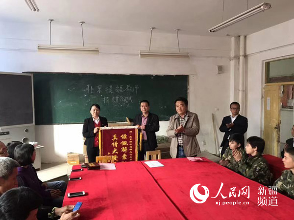 县域 县域人物   杨彪的真诚无私不仅感动着和田县实验中学的师生,更