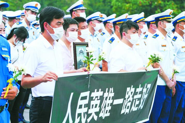 千余名社会各界人士前来送别抗洪烈士陈陆