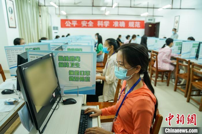 高考|各地高招录取密集开启 高校录取通知书陆续寄出 教育部门：将加大对违规招生的监督检查力度