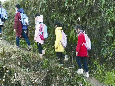 雨雪天上学路滑 乡村教师为学生编织防滑神器_县域人物_中国小康网