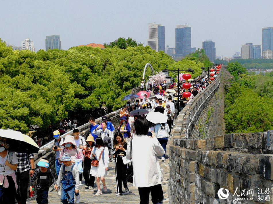 "五一"假期南京城墙迎来客流高峰