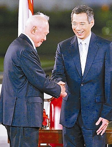 2004年8月,李光耀在李显龙宣誓就任新加坡总理后上前祝贺