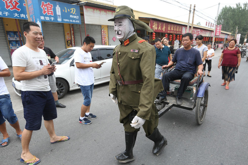 河南农民制作"鬼子拉车 一人多高格外引人注目_中国小康网