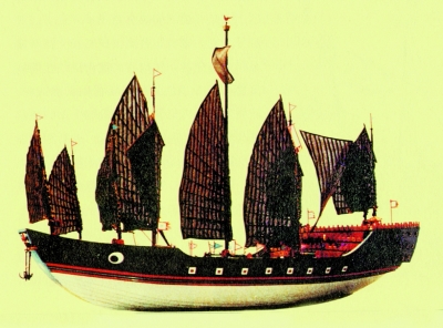 桅杆上悬挂着候风旗的明代郑和宝船,中间一根顶设相风乌(复原模型