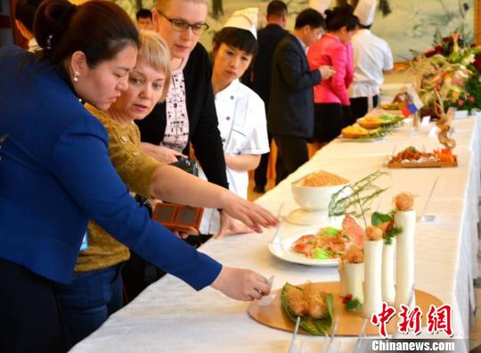 美食家在品鉴中俄美食。　史琳 摄