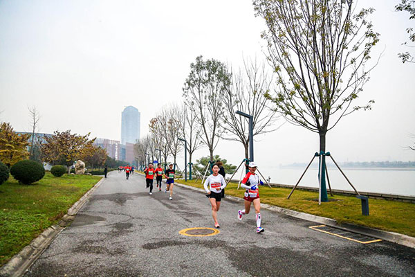 2019西安灞河国际半程马拉松鸣枪开跑 滨水步道呈现最美浐灞绿