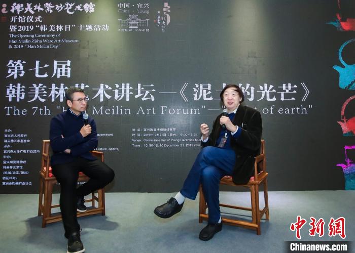 白岩松(左)和冯骥才(右)在第七届“韩美林艺术讲坛”主办方供图