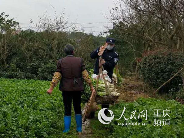 窦刚成帮农户担运蔬菜.璧山区委宣传部供图