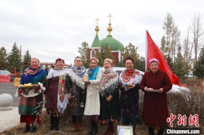 内蒙古俄罗斯族民众走上街头送祝福 欢度"巴斯克节"