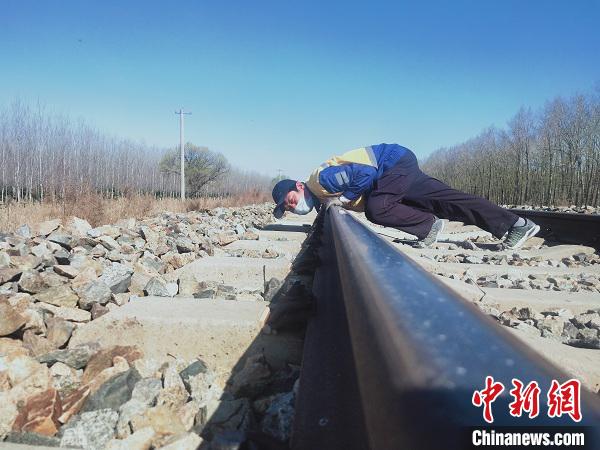 “淘金路”上的养路人：护送列车平稳抵达目的地