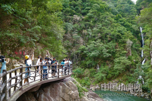 踩線團一行首先來到三百山景區東風湖,領略安遠楹聯文化,欣賞