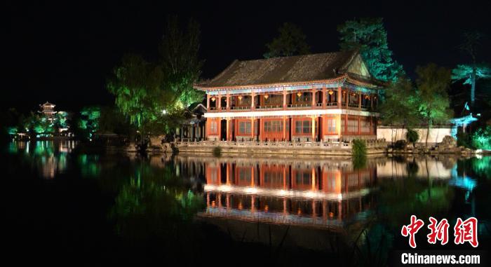 避暑山庄烟雨楼，夜色中的山庄更有吸引力 张桂芹 摄