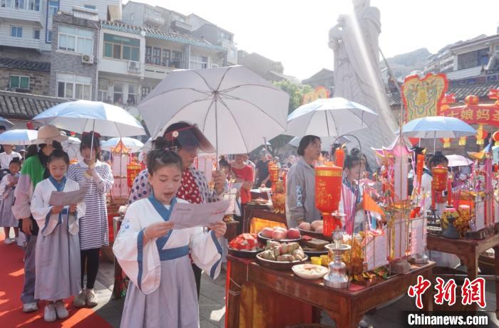 石塘七夕习俗“小人节”祈福礼活动现场 郑洁 摄