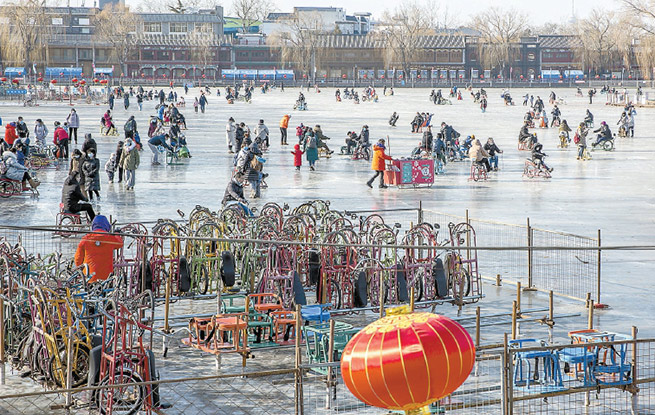 北京什刹海冰场开放 市民畅享冰上乐趣