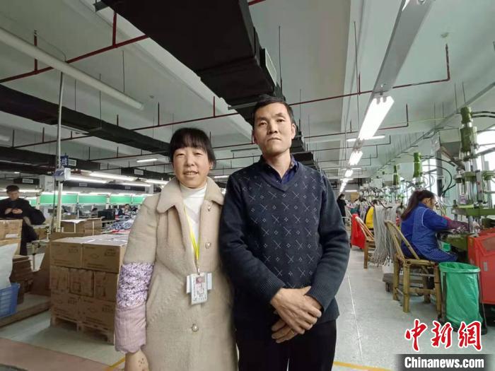 图为高明珍夫妻2人在位于福州市的福清天详电子配件公司.