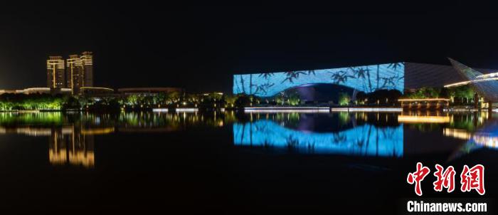 夜幕下的大运河畔文化新地标——扬州运河大剧院，美轮美奂。　张卓君 摄