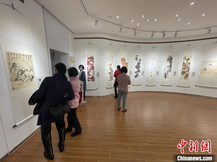 岭南与海派花鸟画交流展在广州开幕 蔡敏婕 摄