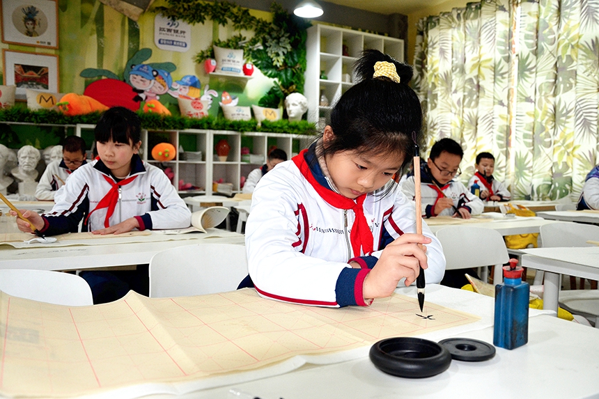 2月13日,在永新縣子珍小學書畫室,學生在練習書法.劉秀平攝