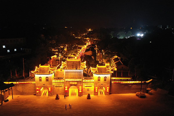 大阳古镇夜景（无人机照片）。 人民网记者 王天乐摄