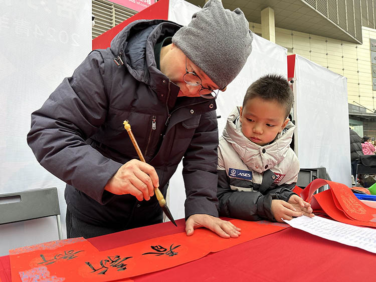 现场为市民写春联。主办方供图