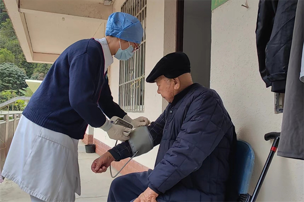 广州市皮肤病医院太和康乐村的护士为麻风病休养员测量血压