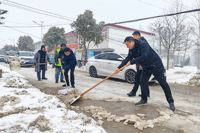 广大干群清雪除冰。利辛县委宣传部供图